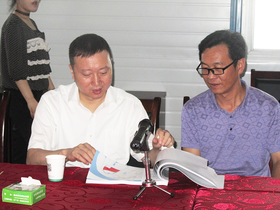 2017年6月12日公安县人民政府县长杨运春(左)在我社与理事长刘波共同研讨合作社